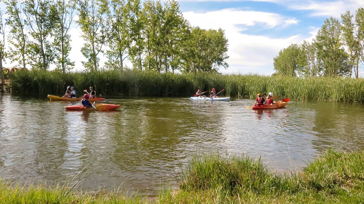 Los vecinos de Zotes del Páramo aprovechan las opciones que les brinda su laguna, hasta para navegar. | L.N.C.