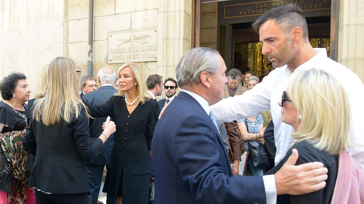 Rafa Lomana (a la derecha y de blanco) junto a Carmen en León. | MAURICIO PEÑA