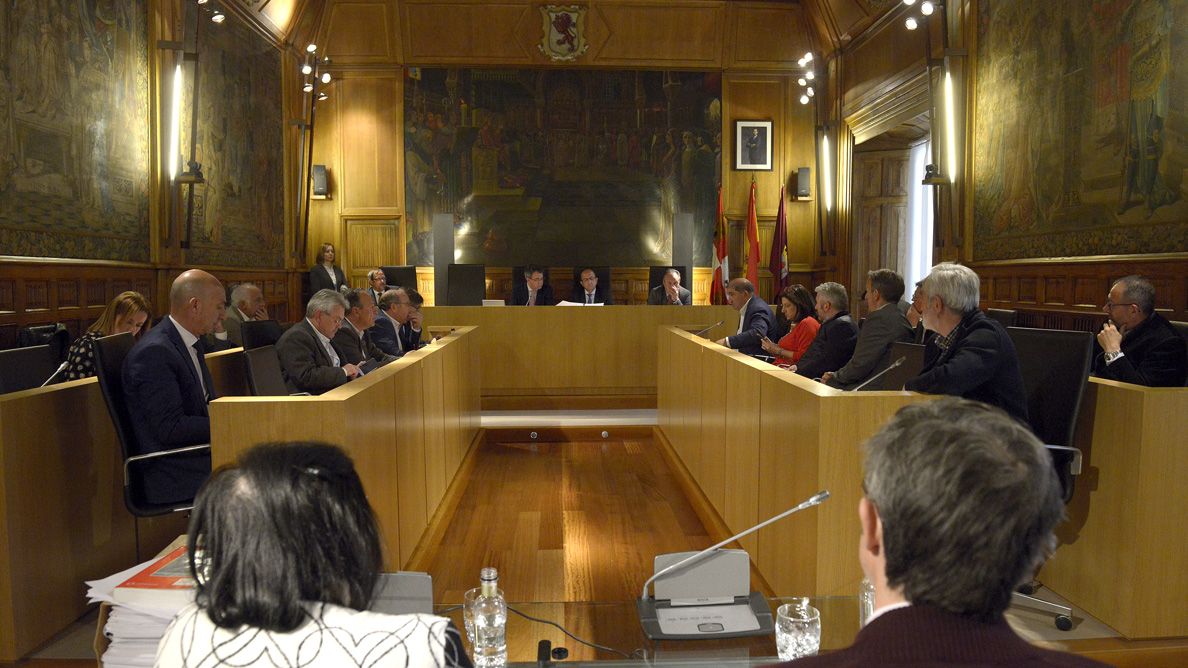 Un momento del pleno ordinario de ayer en la Diputación. | MAURICIO PEÑA
