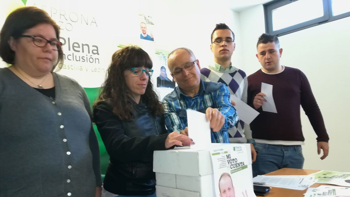 Usuarios de Asprona hicieron el acto simbólico de meter un voto en una urna en Ponferrada. | D.M.