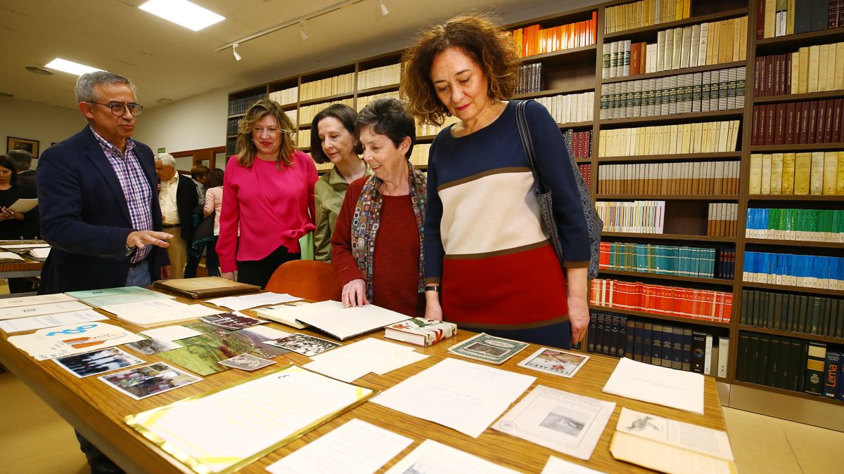 Los herederos del académico en la cesión de su legado a Ponferrada. | ICAL