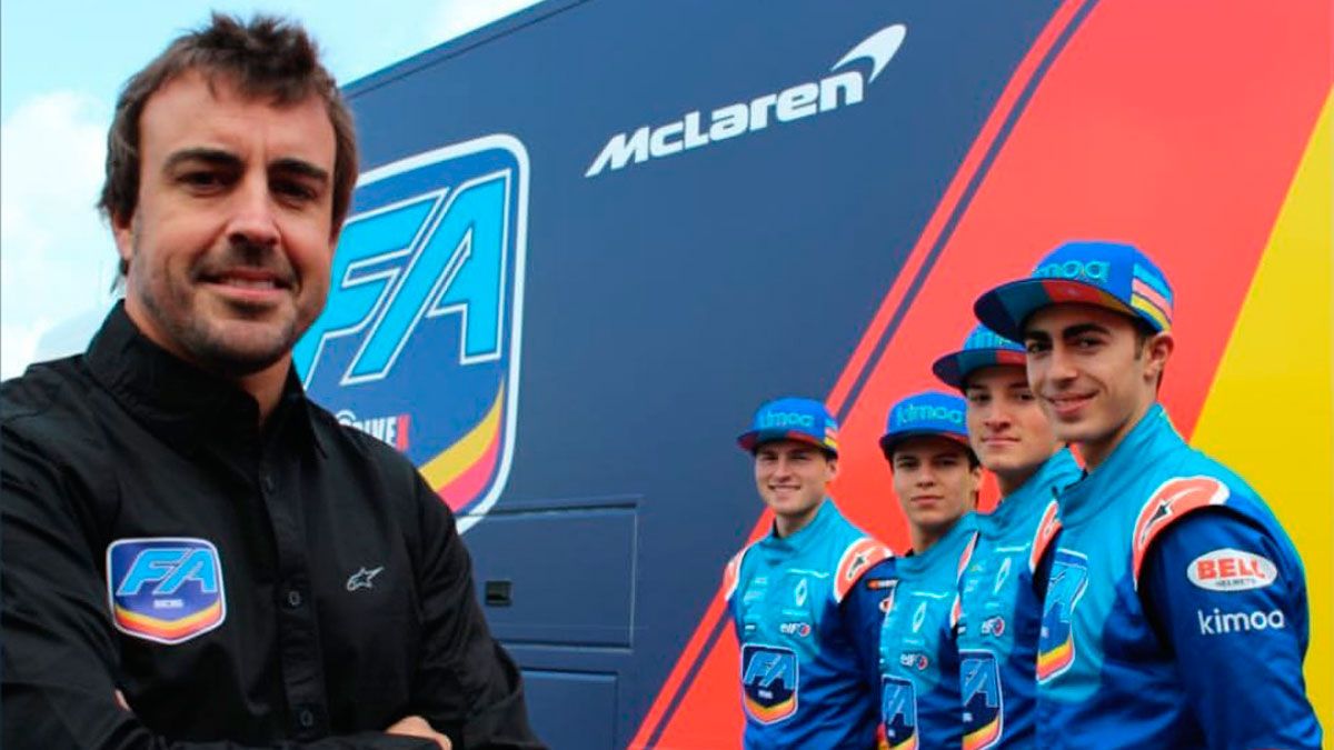 Alonso junto a sus cuatro pilotos, Vidales en primer término. | L.N.C.