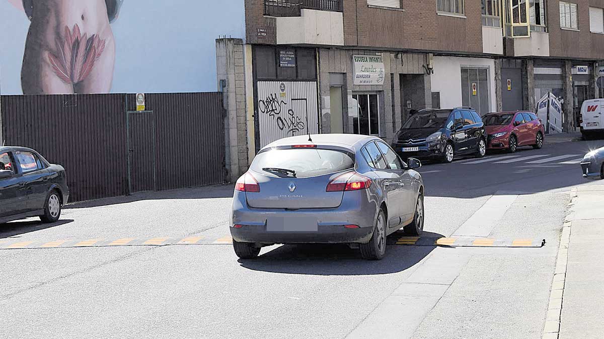 En la calle La Vega se encuentra uno de los nuevos badenes para reducir la velocidad de los vehículos. | ABAJO