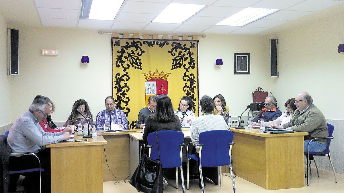 Un momento del pleno celebrado en el Ayuntamiento de La Robla. | E. Niño