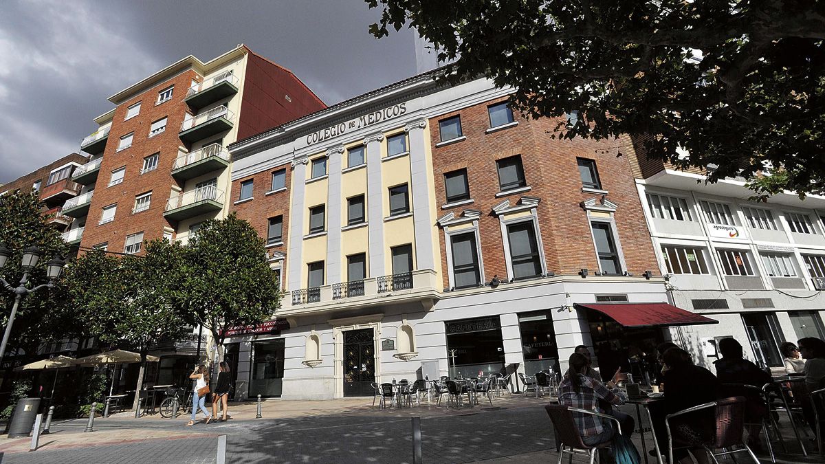 El Colegio de Médicos se encuentran en la plaza de las Cortes Leonesas. | DANIEL MARTÍN