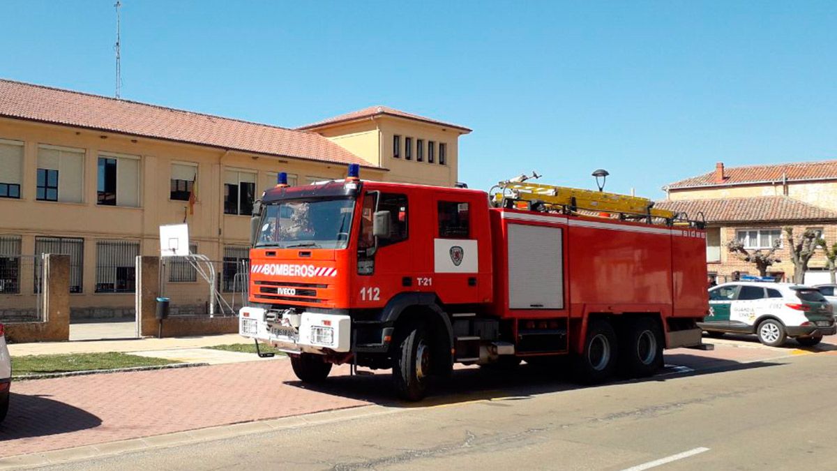 El camión de los bomberos de León frente al IES de Sahagún. | BOMBEROS DE LEÓN