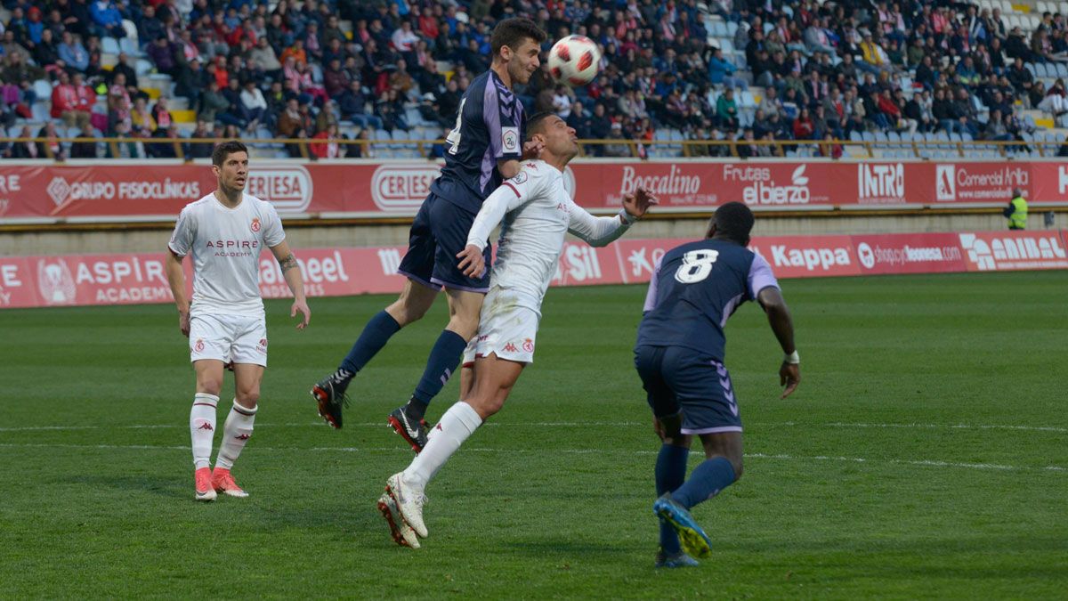 Aridane pelea por un balón aéreo frente al Valladolid B. | MAURICIO PEÑA