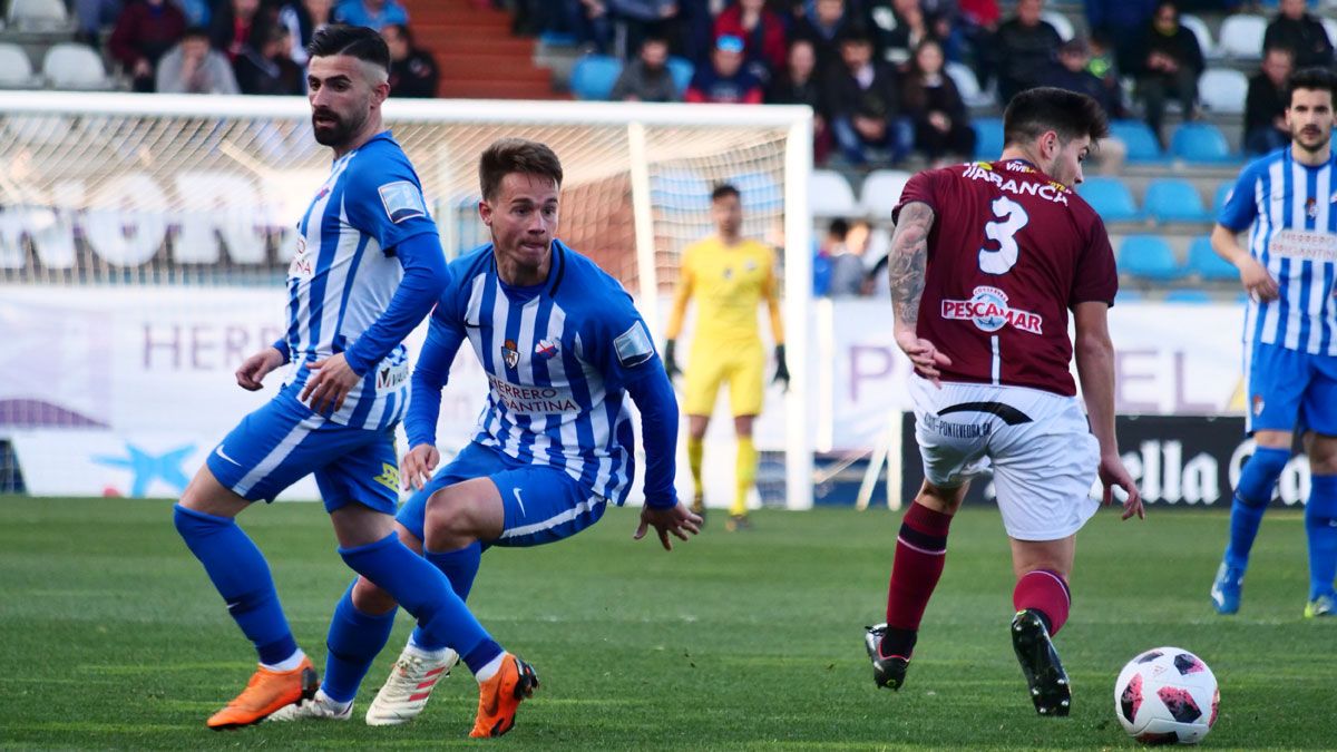 Larrea y Pichín durante el partido ante el Fuenlabrada. | FRANCISCO L. POZO