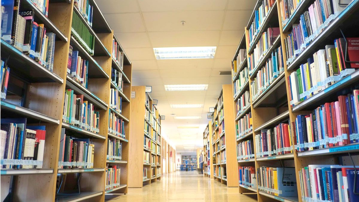 Pasillos de la Biblioteca Universitaria del Campus de Vegazana. | DANIEL MARTÍN