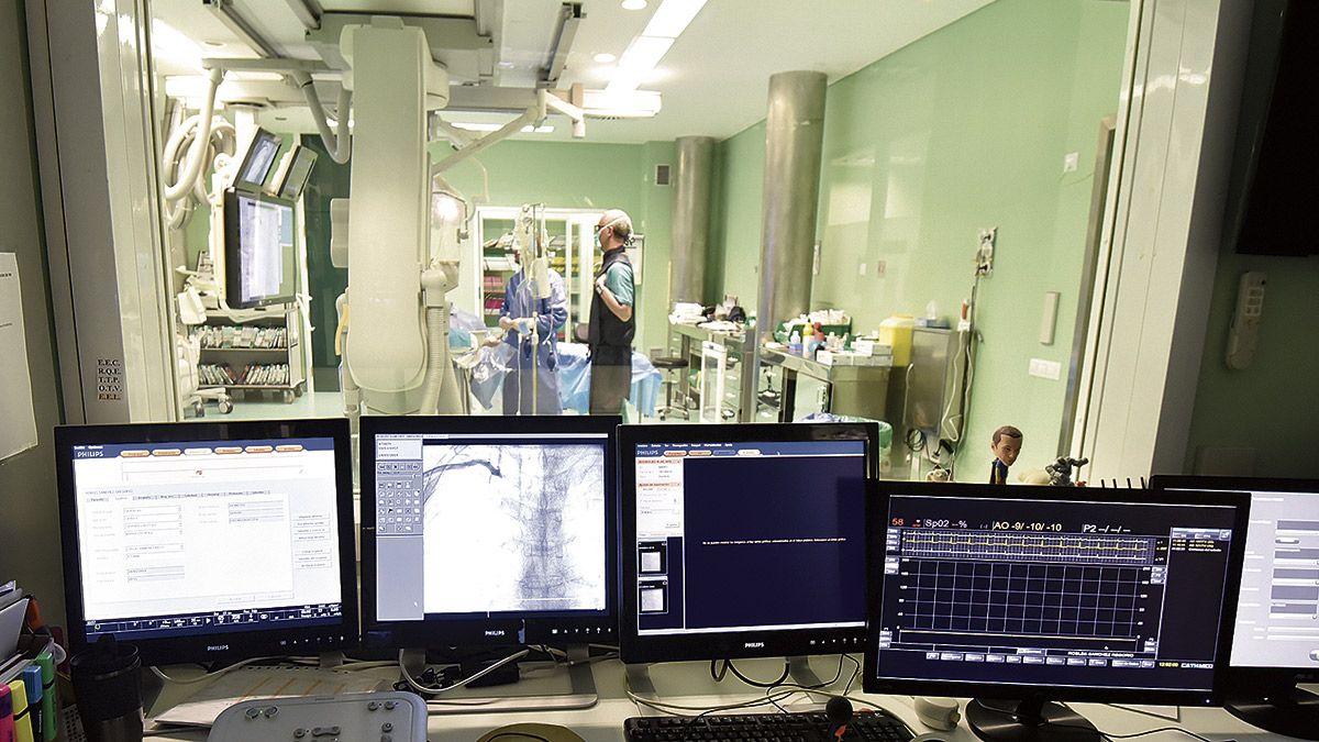 Uno de los quirófanos de Hemodinámica, una de las unidades del Servicio de Cardiología del Hospital de León. | SAÚL ARÉN