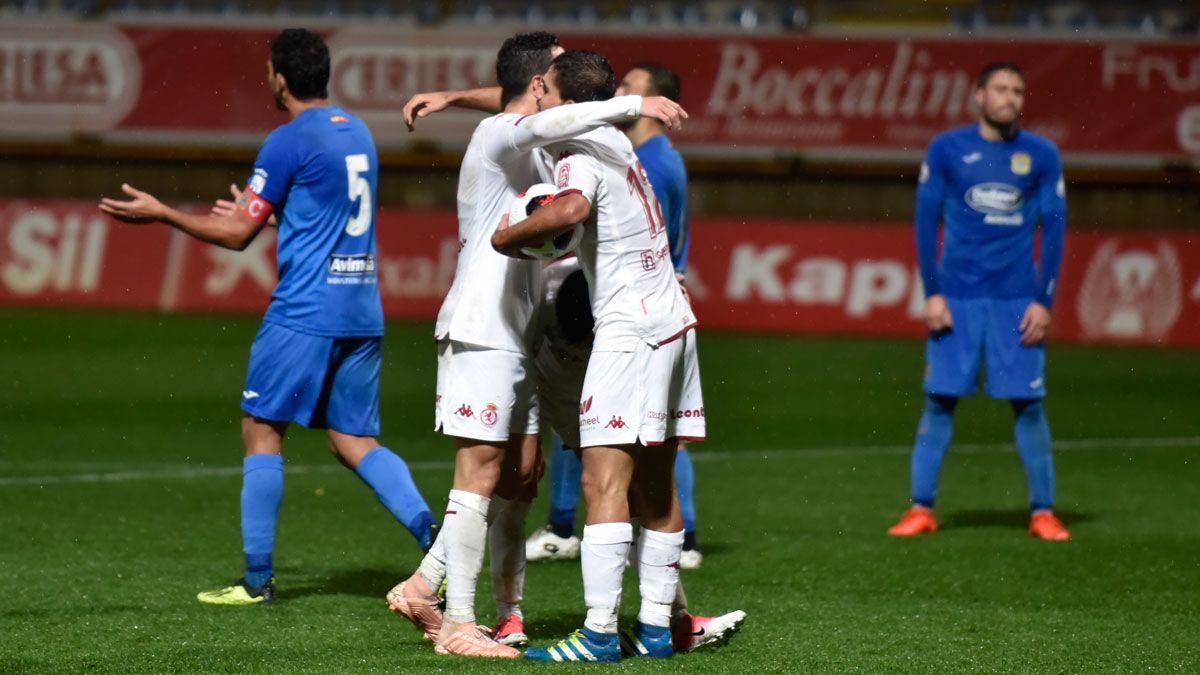 Los jugadores de la Cultural celebran el empate ante el Fuenlabrada en el choque de la primera vuelta. | SAÚL ARÉN