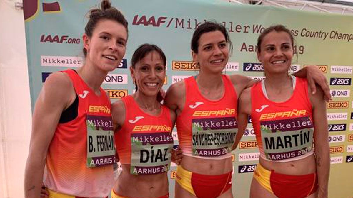 Blanca Fernández, junto a sus compañeras de selección tras terminar la carrera. | RFEA