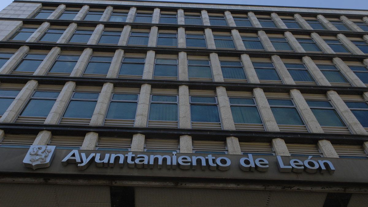 Fachada de la sede del Ayuntamiento de León, en Ordoño II. | MAURICIO PEÑA