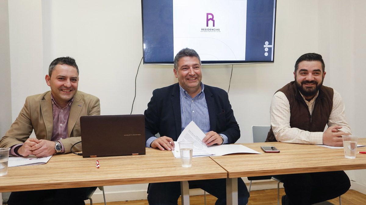 Héctor Rubio, Julio César Álvarez y Adrián Álvarez en la rueda de prensa de este lunes. | ICAL
