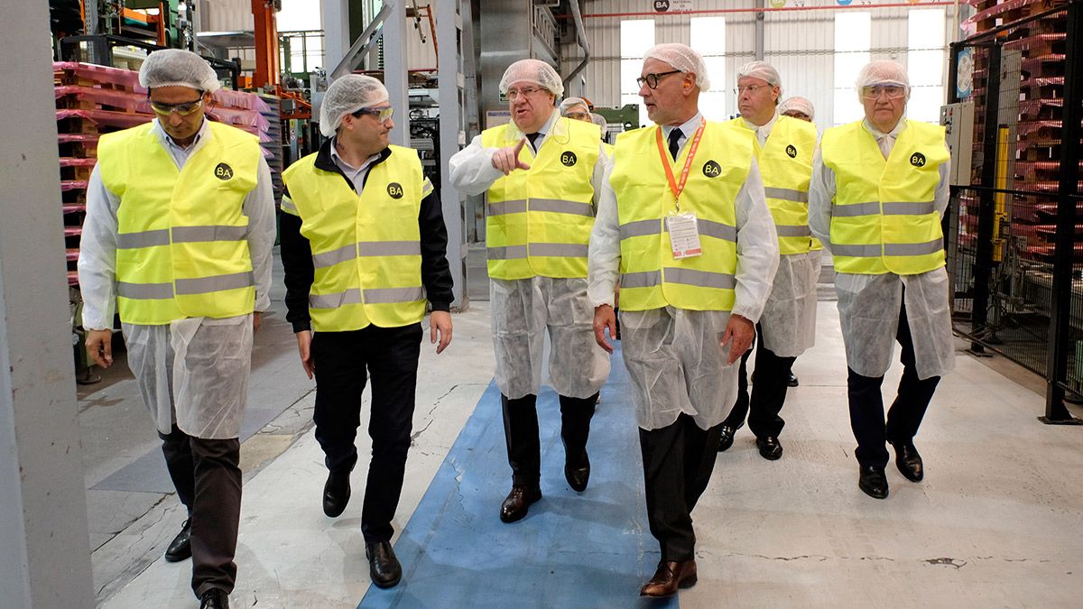 El presidente de la Junta, Juan Vicente Herrera, y la consejera de Economía, Pilar del Olmo, visitan la fábrica de BA Glass Spain en León. | ICAL