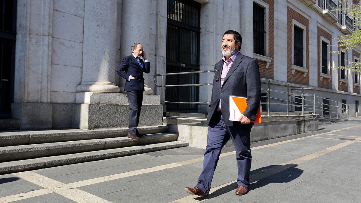 El procurador de Ciudadanos Manuel Mitadiel presenta una denuncia ante la Fiscalía por los sobrecostes del Hospital Universitario de Burgos. | ICAL