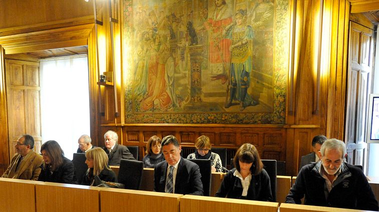 La bancada de la oposición en el salón de plenos del Palacio de los Guzmanes. | DANIEL MARTÍN