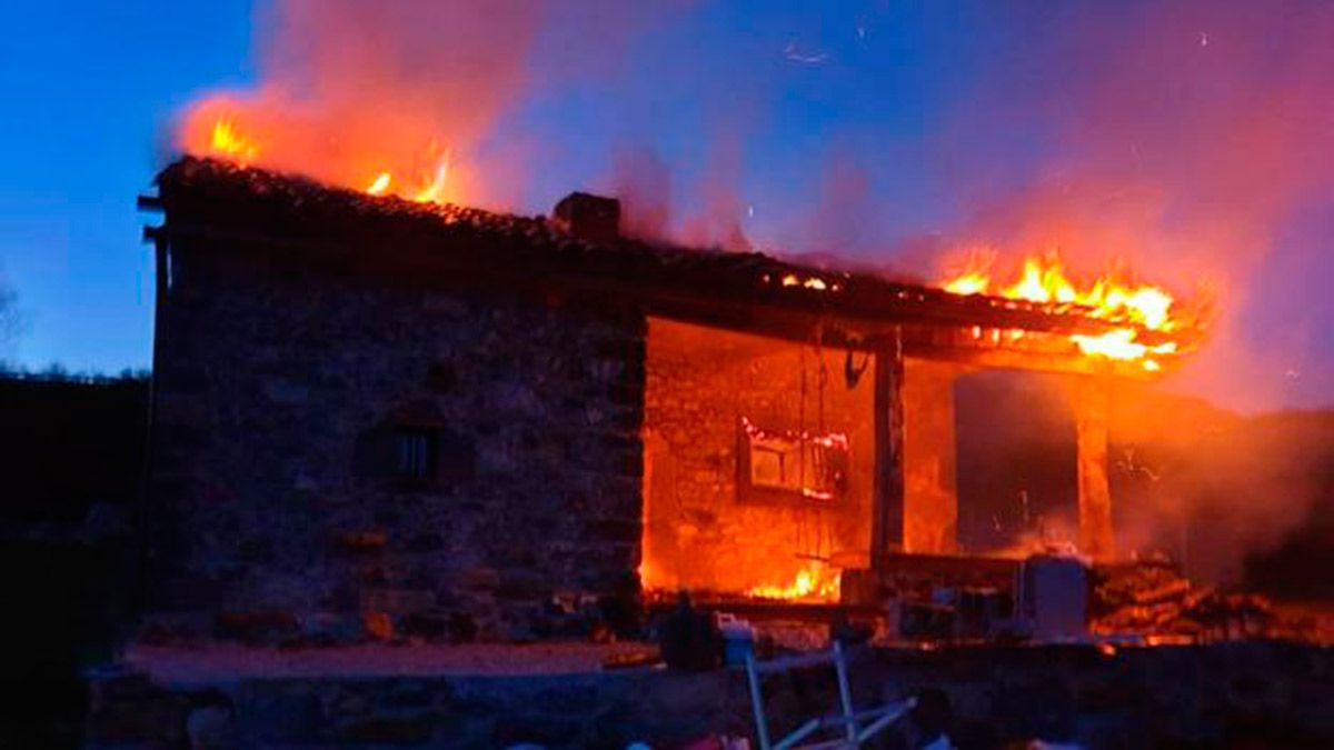 Incendio de este lunes en una cabaña de Maraña. | SEPA Incendio de este lunes en una cabaña de Maraña. | SEPA