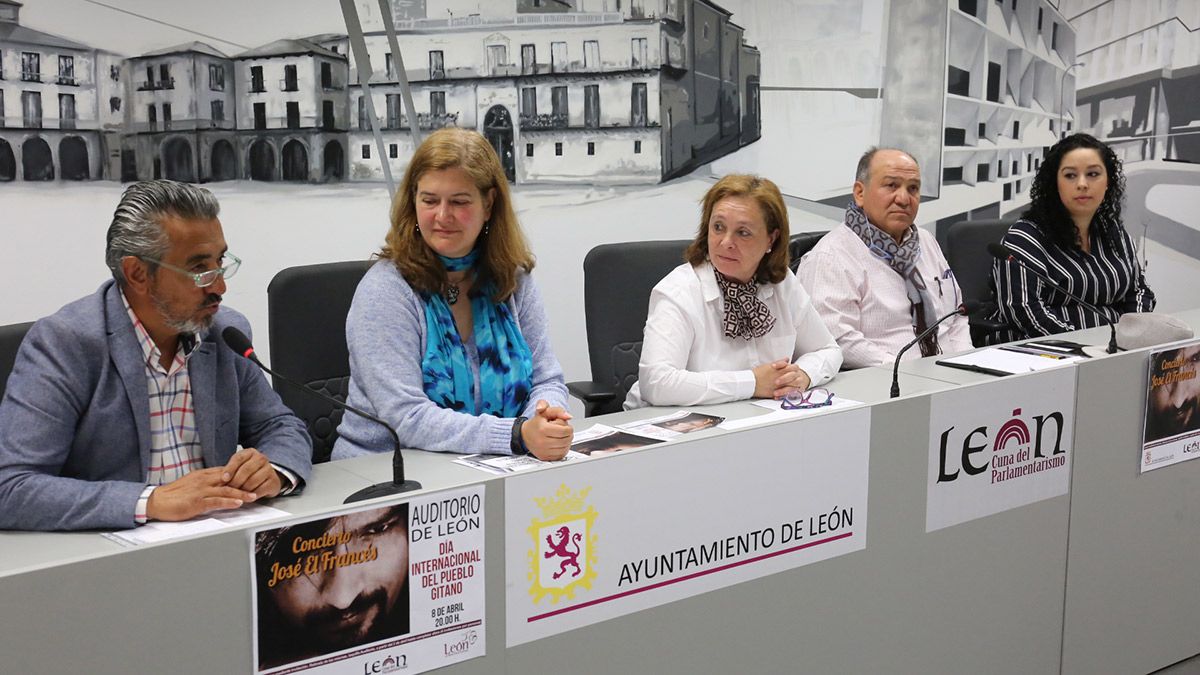 Presentación de los actos del Día Internacional del Pueblo Gitano en León. | CÉSAR Presentación de los actos del Día Internacional del Pueblo Gitano en León. | CÉSAR