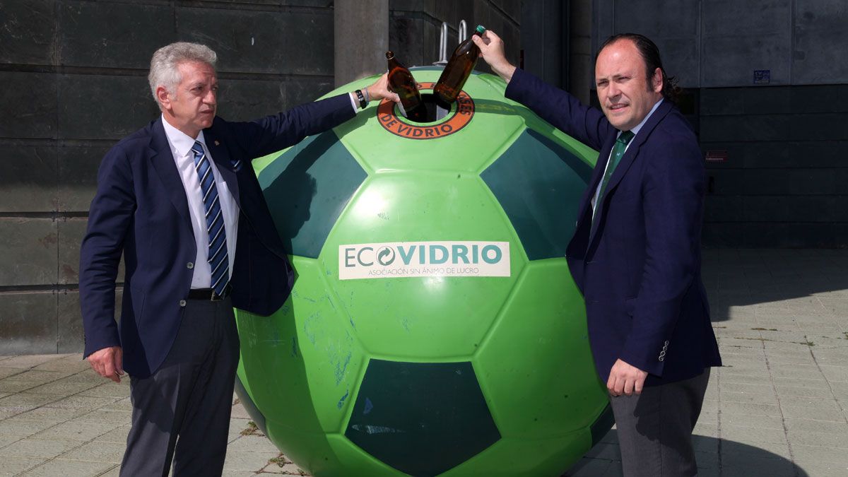 Julio Cayón, concejal de Limpieza, y Eloy Garicano, gerente de zona de Ecovidrio, presentaron los contenedores.