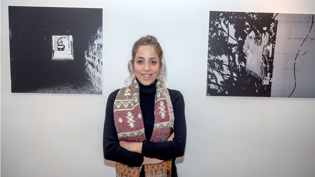 La fotógrafa Nour Hamayel posa entre dos de las obras que se exponen en la galería de arte Cinabrio. | VICENTE GARCÍA