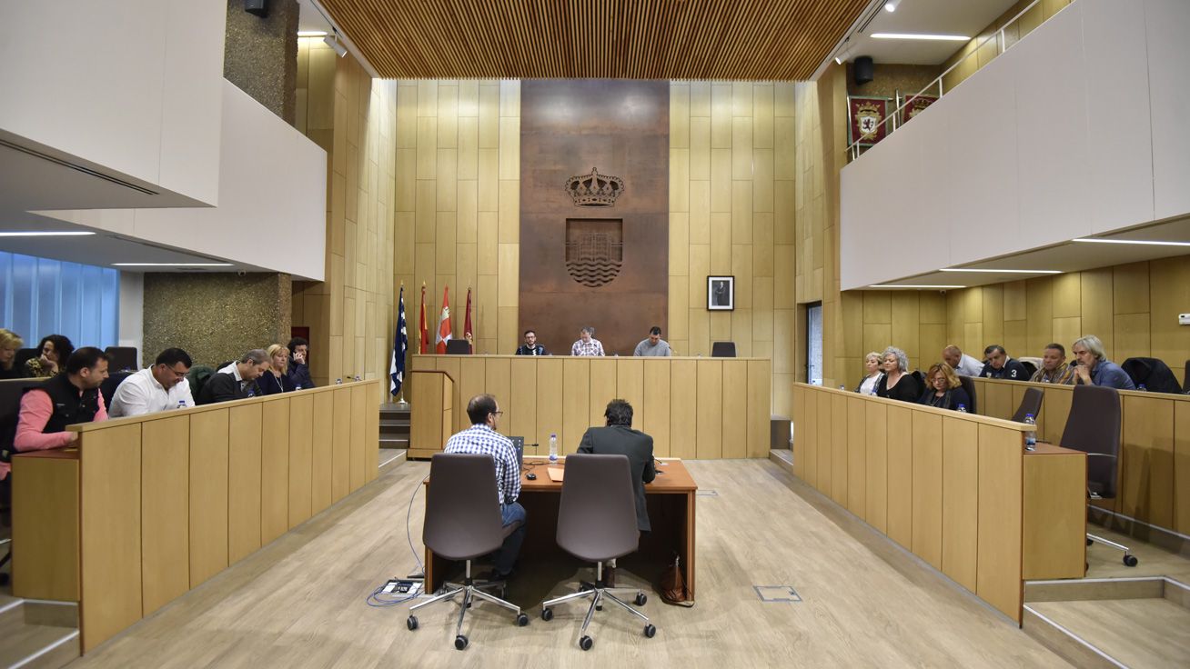 Un momento del pleno celebrado este martes en el Ayuntamiento de Villaquilambre. | SAÚL ARÉN