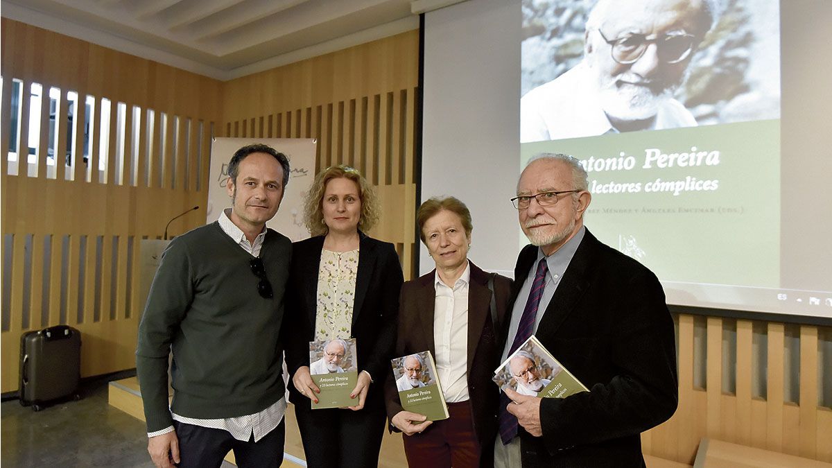Héctor Escobar y José María Merino acompañaron a Natalia Álvarez y Ángeles Encinar en la presentación del libro. | SAÚL ARÉN