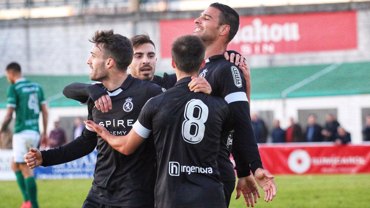 Aridane celebra un gol en el choque frente al Coruxo. | CYDLEONESA
