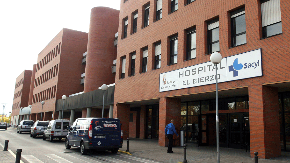 Entrada del Hospital del Bierzo, en una imagen de archivo. | ICAL