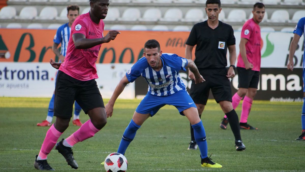 Óscar Sielva, durante un partido en El Toralín. | FRANCISCO L. POZO