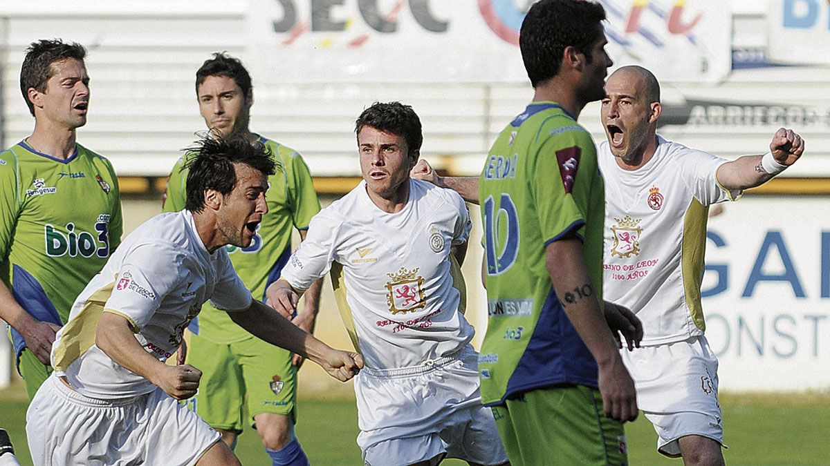 Santi Santos, junto a Tejedor y Jito, en el momento en el que hacía el gol que daba a la Cultural su último triunfo en el Reino ante la Deportiva. | MAURICIO PEÑA