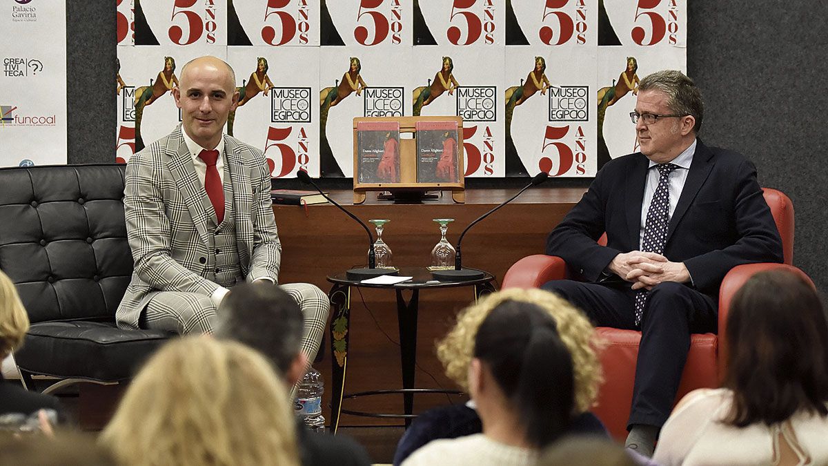 Raúl López con el escritor José María Micó, este miércoles en el Museo Liceo Egipcio. | SAÚL ARÉN Raúl López con el escritor José María Micó, este miércoles en el Museo Liceo Egipcio. | SAÚL ARÉN