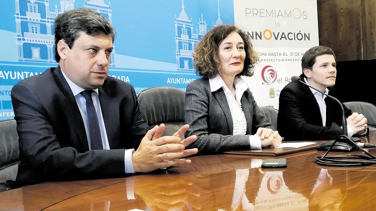 La alcaldesa de Ponferrada con los promotores de la iniciativa.| D.M.