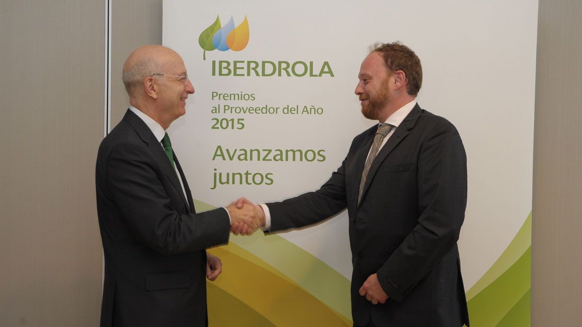 Joaquín Boneta y el gerente de Marval Seguridad Integral, Josué Martínez. Joaquín Boneta y el gerente de Marval Seguridad Integral, Josué Martínez.