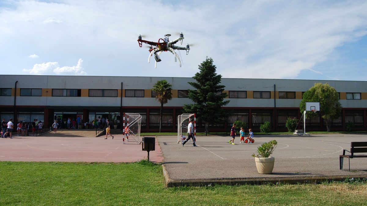 Uno de los drones sobrevolando el Peñacorada.