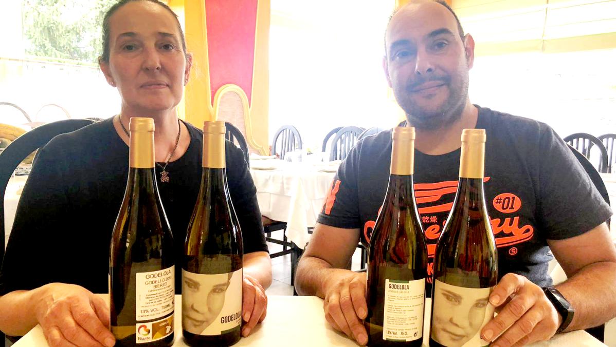 Los hermanos Potes Pintor, con su vino. Los hermanos Potes Pintor, con su vino.