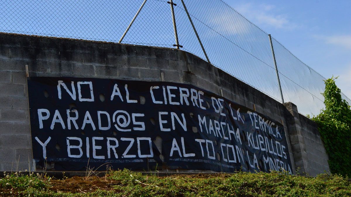 Pancarta en la central de Compostilla, en Cubillos del Sil. | D. M.