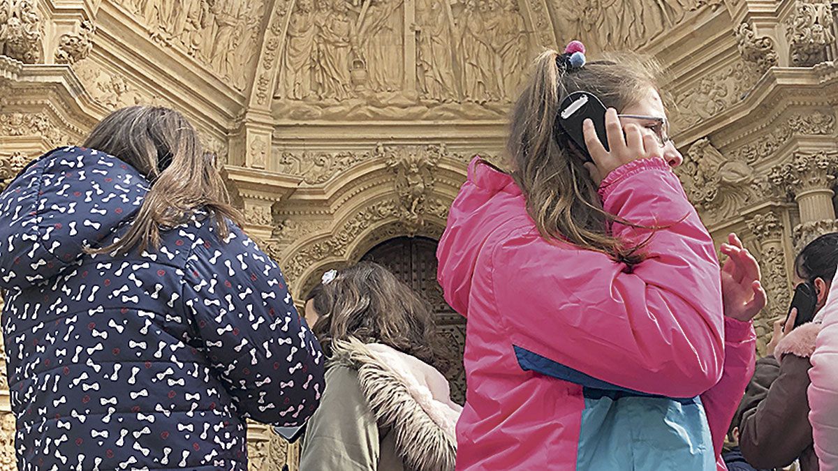 Imagen de los alumnos del Paula Montal y La Salle con las audioguías. | P.F.