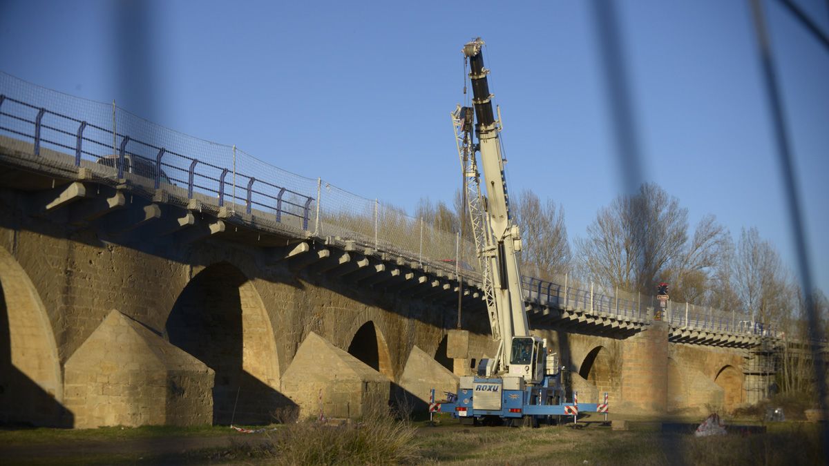 Imagen reciente de las obras que está llevando a cabo Fomento en el Puente Villarente. | MAURIO PEÑA