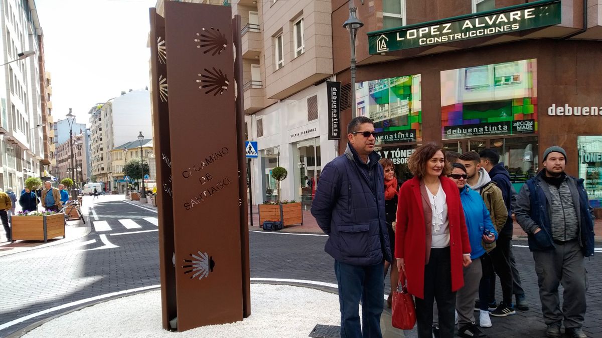 Monolito dedicado al Camino de Santiago en la glorieta central. | M.I.