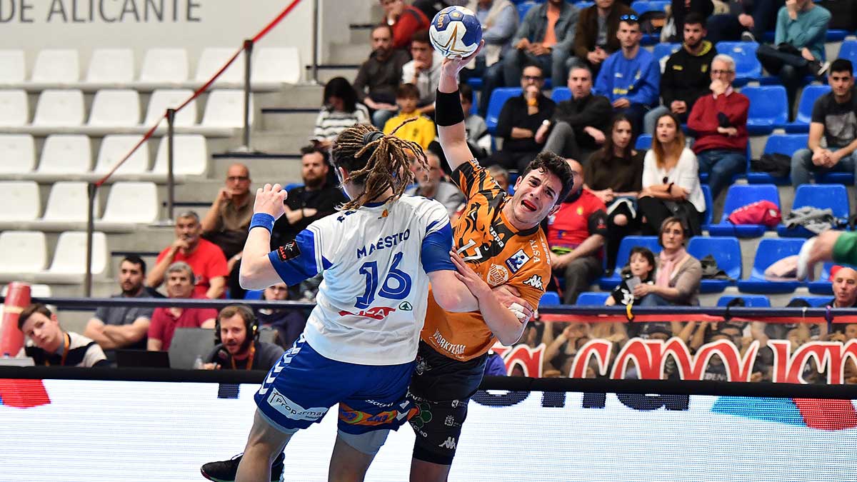 Jaime Fernández lanza a portería ante la oposición de Oswaldo. | J. L. RECIO