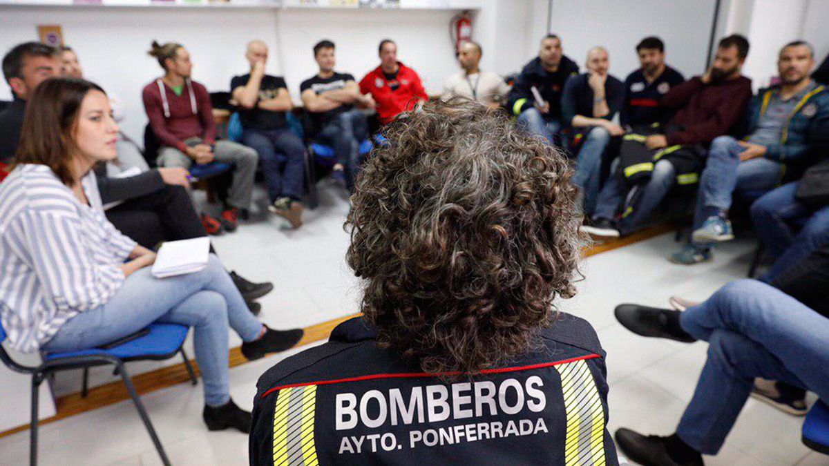 Un momento del encuentro de los candidatos de Podemos con los bomberos. | L.N.C.