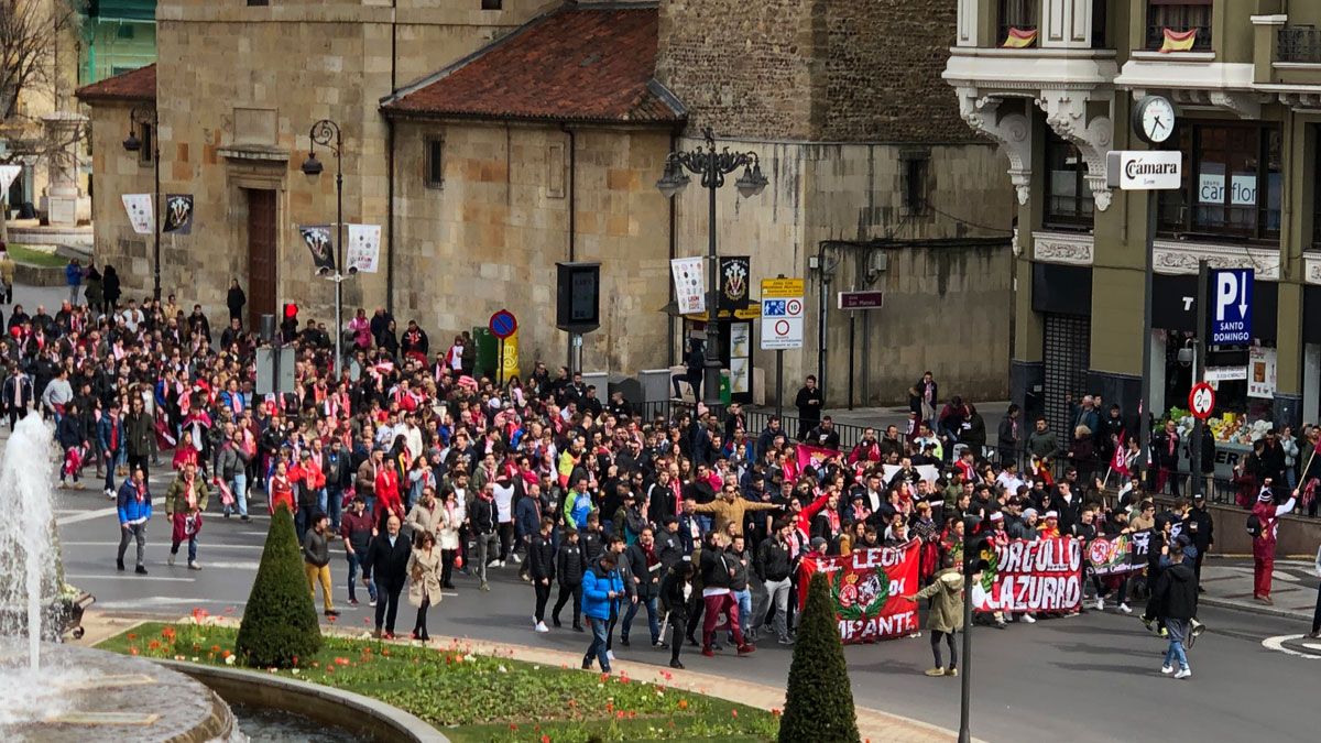 Aficionados de la Cultural, durante el 'corteo' desde la Catedral al Reino de León. | J.A.