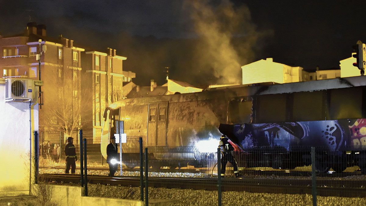 Imagen del incendio que afectó el pasado 30 de marzo a uno de los trenes de Feve en el apeadero de la Asunción. | SAÚL ARÉN