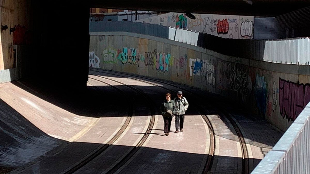 Los vecinos pasean entre los raíles por los que debería ir el tren-tranvía.