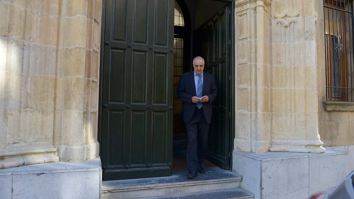 Victorino Alonso a la puerta de la Audiencia en septiembre, cuando se suspendió el jucio. | MAURICIO PEÑA