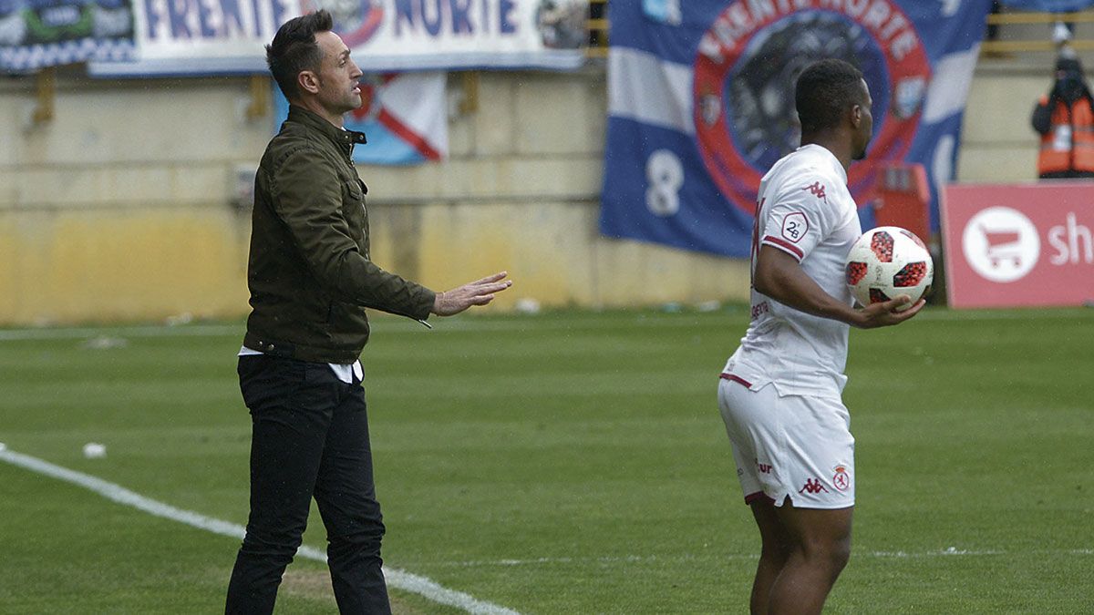 José Manuel Aira, durante el derbi ante la Deportiva. | MAURICIO PEÑA