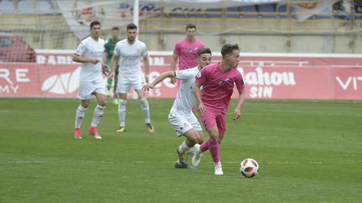 Sergio Marcos presiona la salida de balón de Larrea. | MAURICIO PEÑA