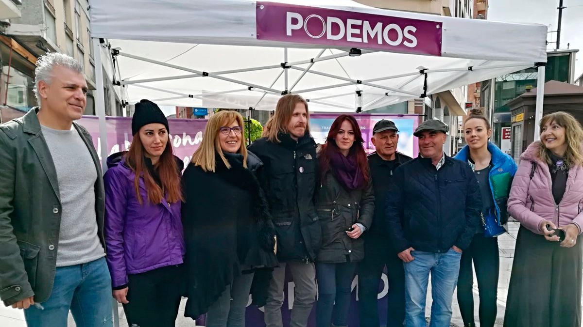 Fernández con la lista de candidatos para Ponferrada en la plaza Julio Lazúrtegui. | M.I.