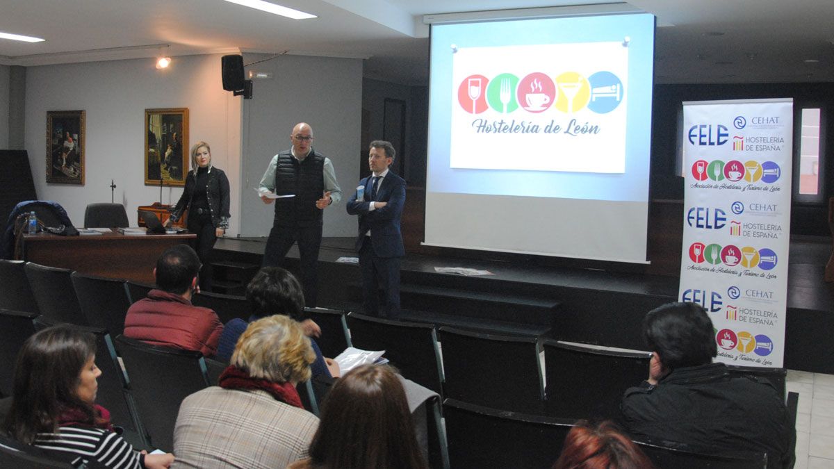 La primera reunión informativa se celebró ayer en el Centro Cultural. | ABAJO La primera reunión informativa se celebró ayer en el Centro Cultural. | ABAJO